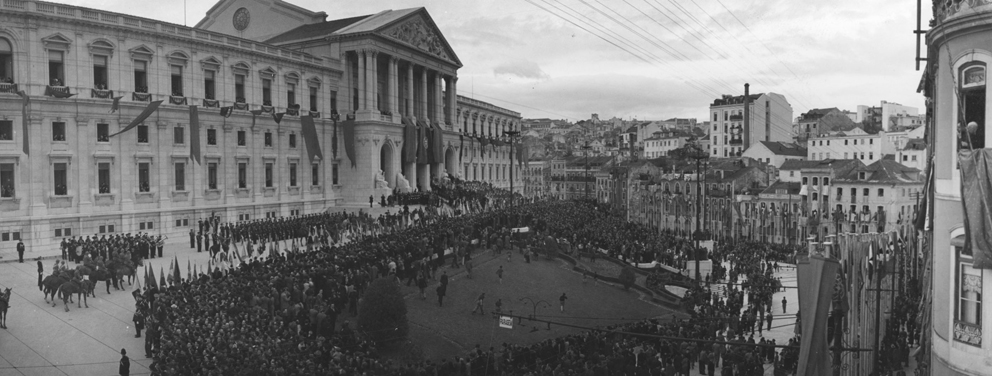 Multidão concentrada na frontaria do Palácio de São Bento, 15 de abril de 1945.