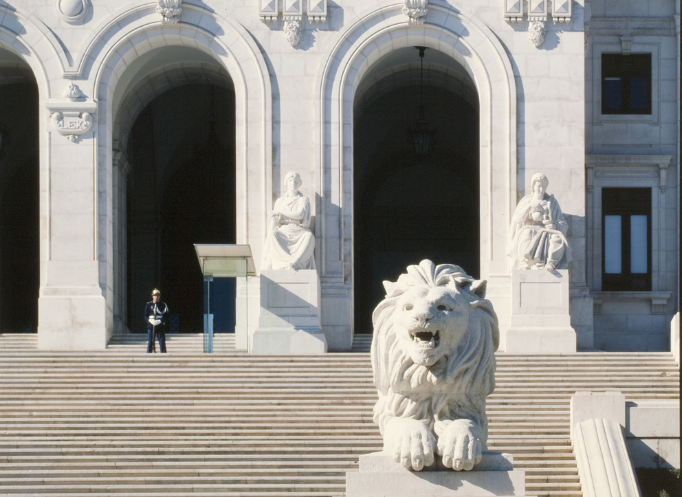 Pormenor de leão na fachada do Palácio