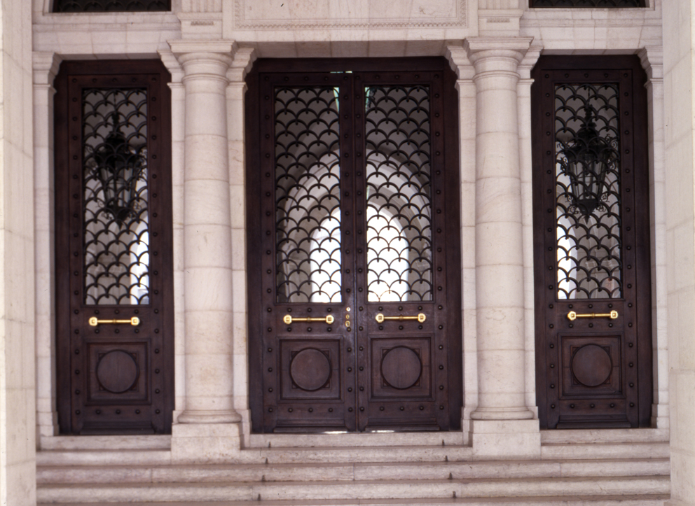 Porta principal do Palácio de São Bento.