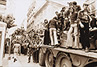 25 de Abril de 1974 - Cerco do Quartel do Carmo pelas tropas do Movimento das Forças Armadas (MFA) e manifestações populares