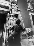 Colagem de cartazes durante acampanha eleitoral para a Assembleia Constituinte, em de Abril de 1975  
