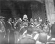 O Rei D. Manuel II à saída do Palácio de S. Bento, após a abertura da Legislatura - Foto de Benoliel, 29 de Abril de 1908