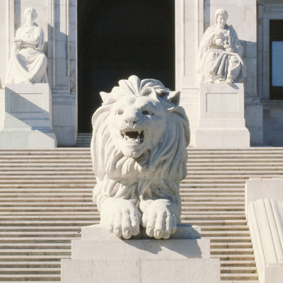 Leão na escadria exterior do Palácio