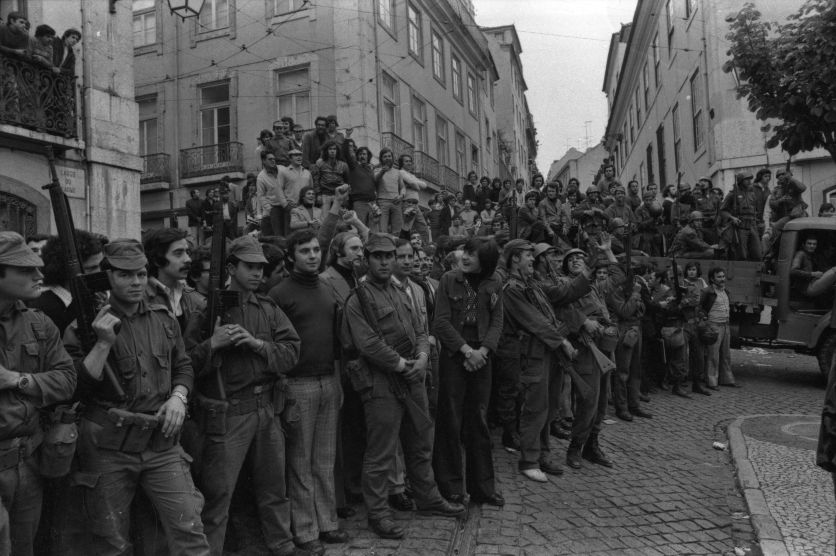Festejos em Lisboa no dia 25 de abril de 1974, fotografia de Miranda Castela, Arquivo Histórico Parlamentar.
