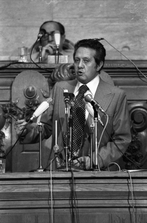 Mário Soares, Primeiro-Ministro do I Governo Constitucional no debate do Programa do Governo na Assembleia da República em 1976, fotografia de Miranda Castela, Arquivo Histórico Parlamentar.
