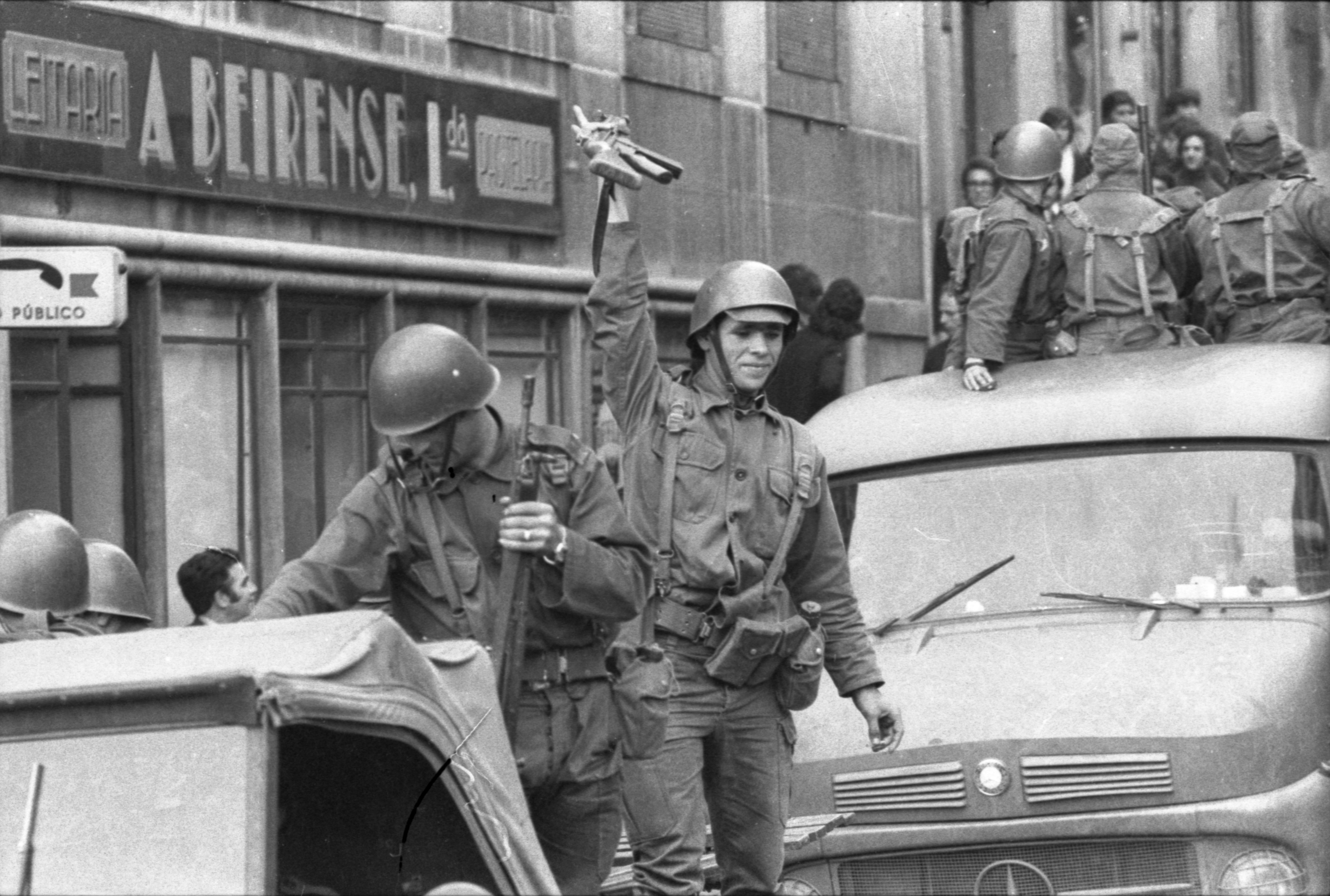 Festejos em Lisboa no dia 25 de abril de 1974, fotografia de Miranda Castela, Arquivo Histórico Parlamentar.