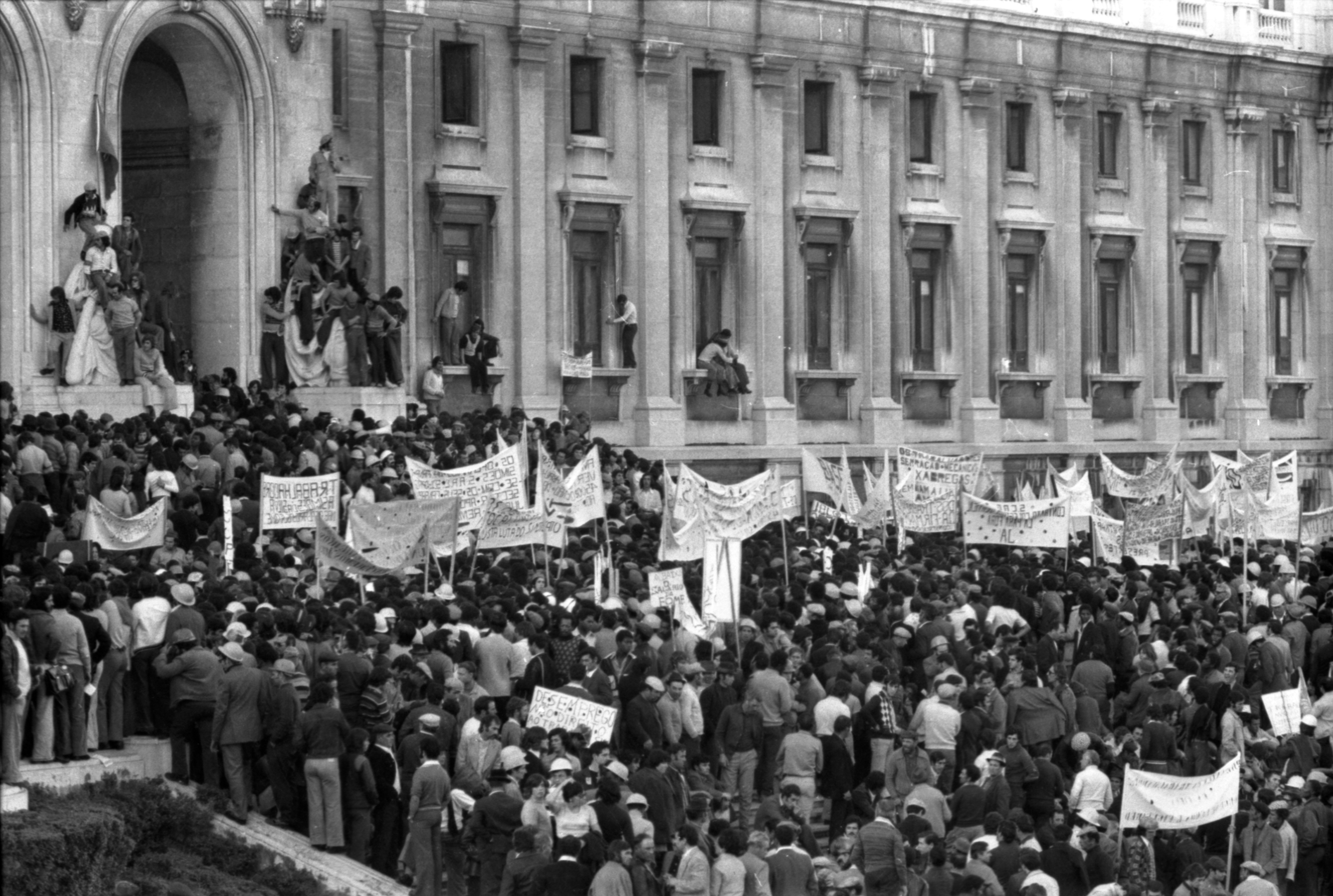 Cerco ao Palácio de São Bento em 1975, fotografia de Miranda Castela, Arquivo Histórico Parlamentar.