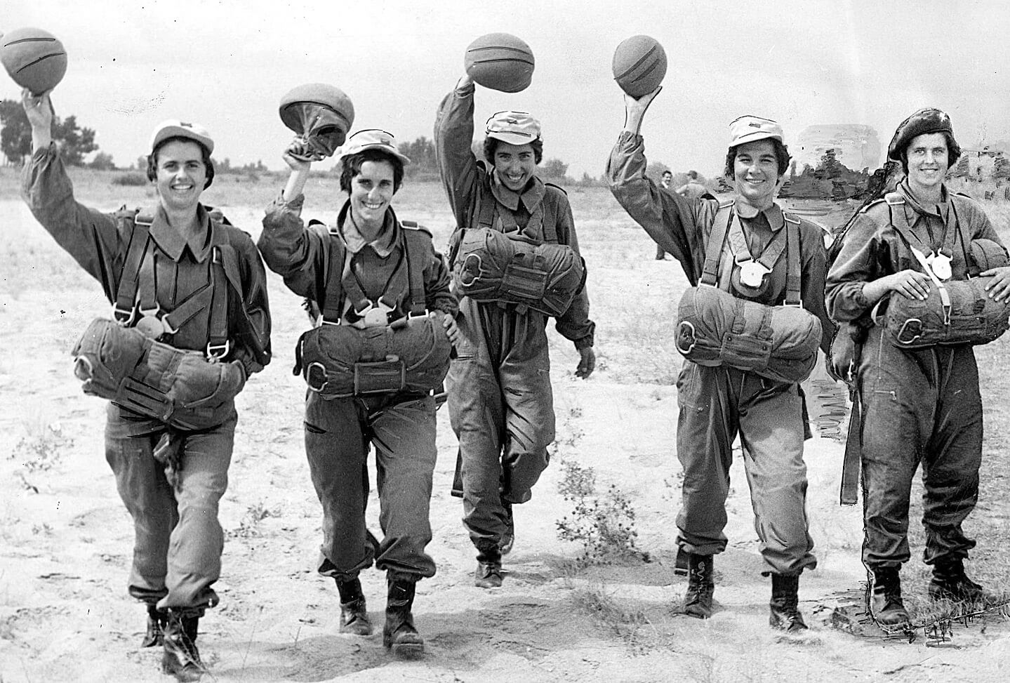08/08/1961 - As cinco primeiras enfermeiras paraquedistas portuguesas da Força Aérea Portuguesa. © Arquivo DN