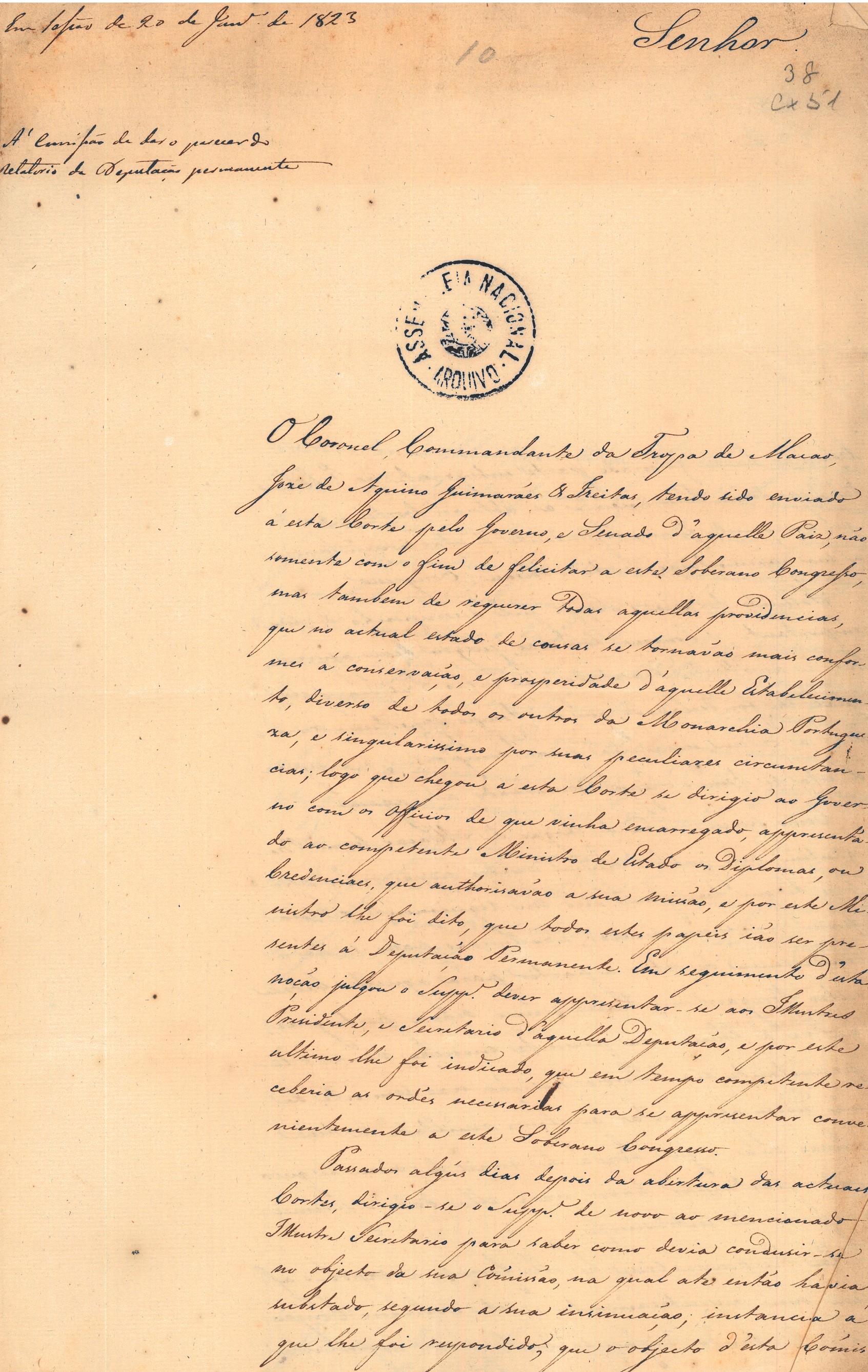 Ofício do Coronel Comandante da Tropa de Macau, José de Aquino Guimarães e Freitas, de 20 de janeiro de 1823, informando que irá retornar a Macau, após longa espera em Lisboa para ser recebido pela Deputação Permanente e pela Comissão Especial. O objetivo da sua deslocação à capital tinha sido o de felicitar o soberano Congresso e de apresentar ofícios e representações de cidadãos de Macau, mas nunca terá sido recebido. Cota AHP: Secção I/II, cx. 83, mç. 51, doc. 38.