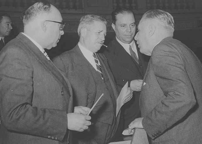 O Deputado Urgel Horta (terceiro     a contar da esquerda) a conversar    com outros parlamentares, 1966.    AHP