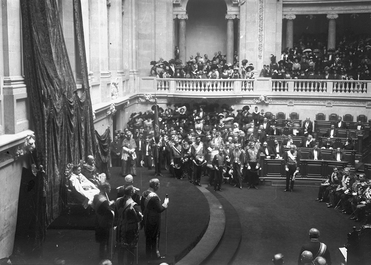 O rei D. Manuel II presidindo à Sessão Solene das Cortes para o juramento do infante D. Afonso como herdeiro presuntivo do trono