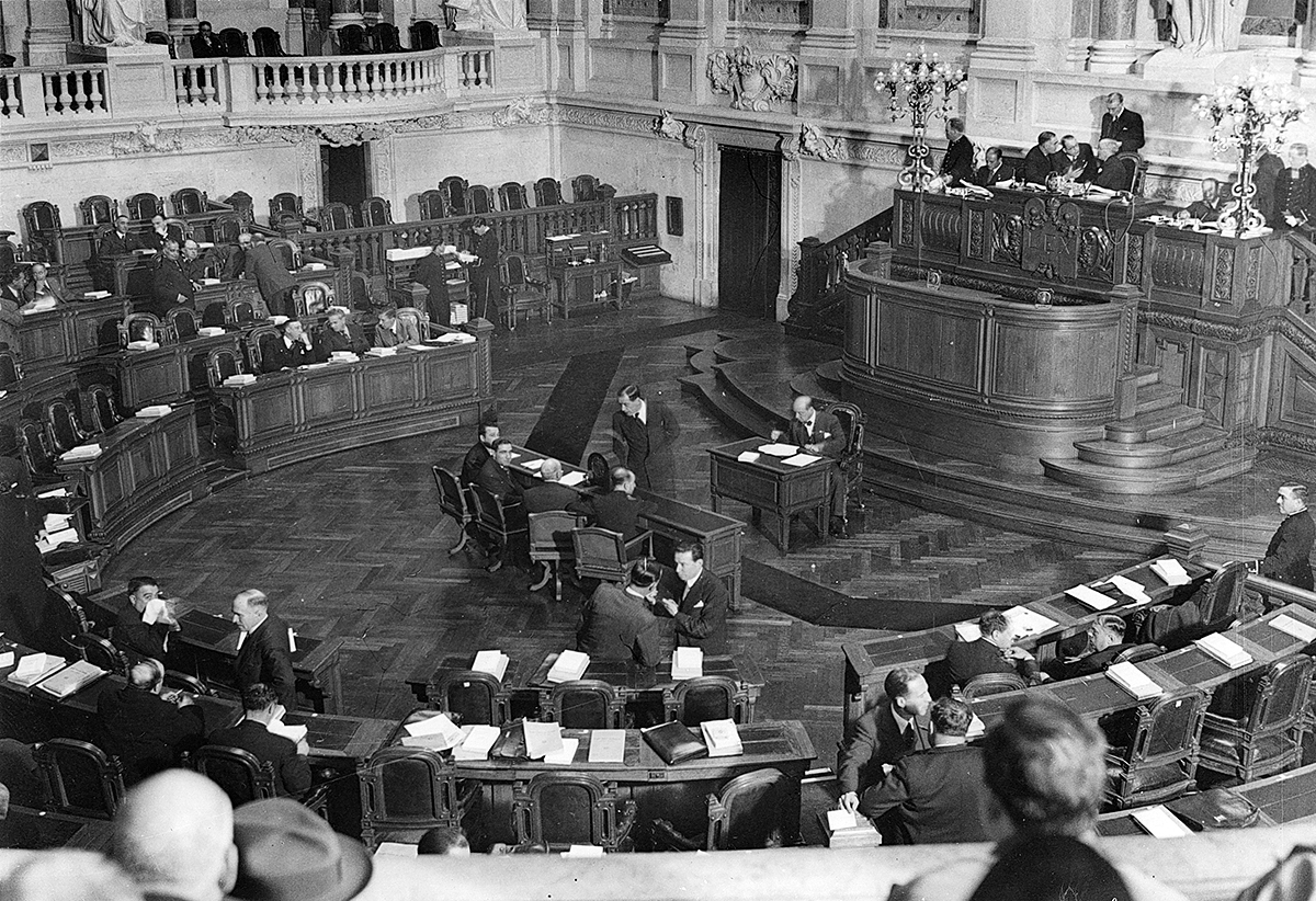 A Sala das Sessões em 1937, já sem a bancada do Governo, AF-AR.