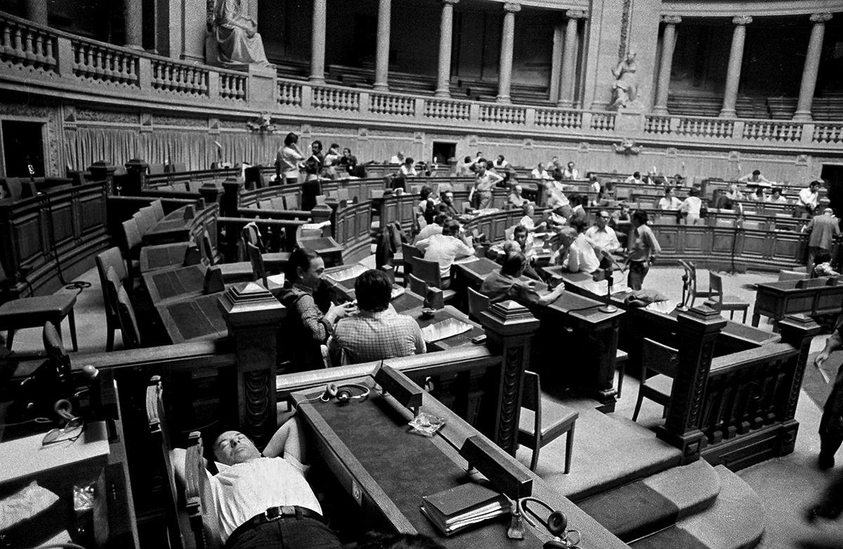 Deputados na Sala das Sessões da Assembleia da República durante o cerco à Constituinte, em novembro de 1975