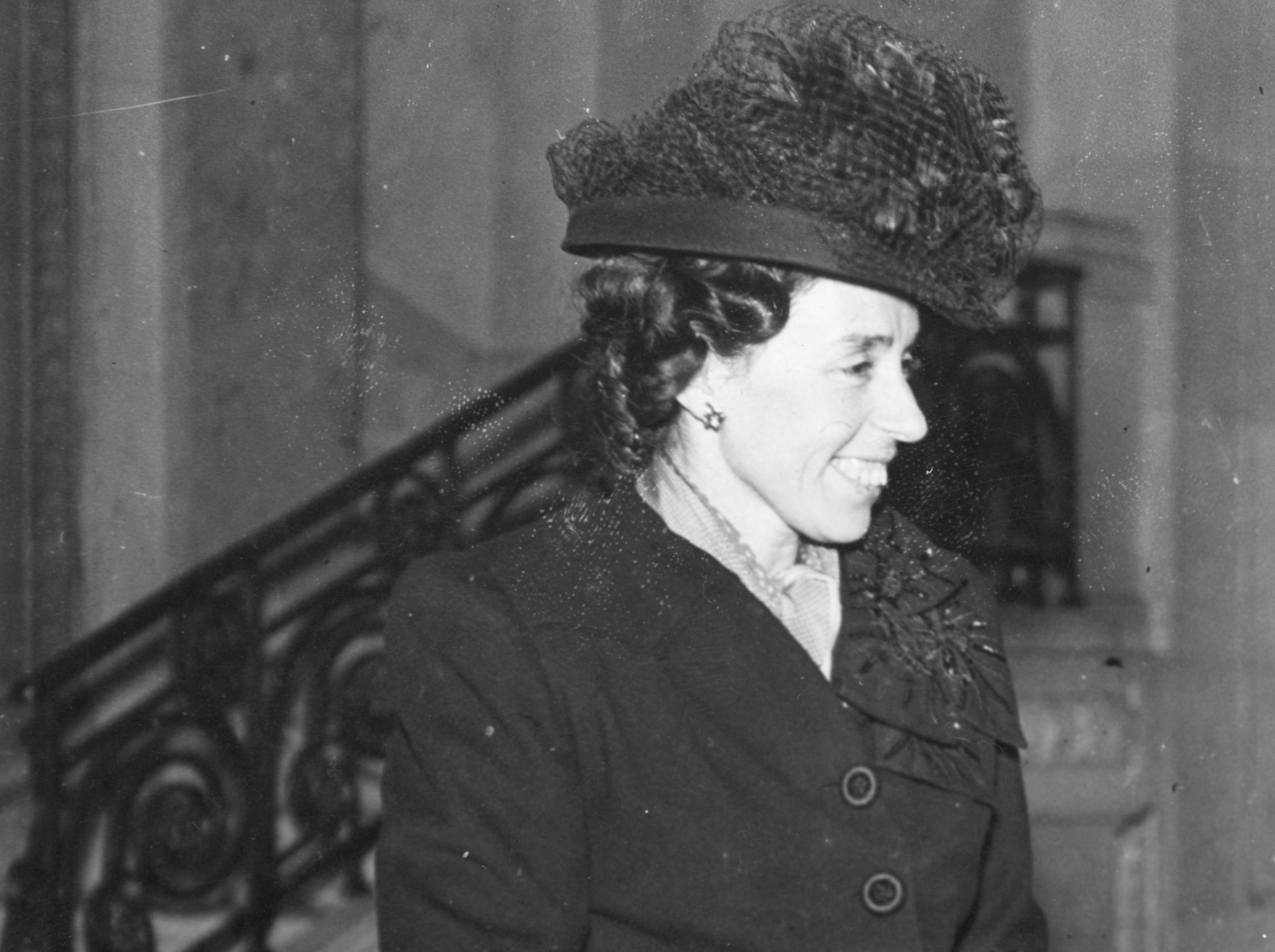 A Deputada Maria Van Zeller nos Passos Perdidos, em 1945