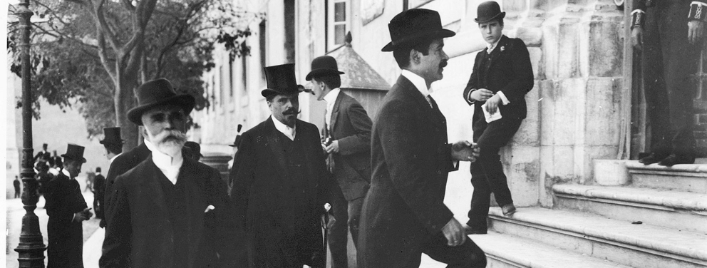 Chegada de Deputados às Cortes, 3 de outubro de 1906, fotografia de Joshua Benoliel.
