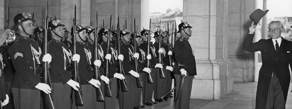  O Presidente da Assembleia Nacional, Albino Soares dos Reis, passando revista à guarda de honra, 25 de novembro de 1947.