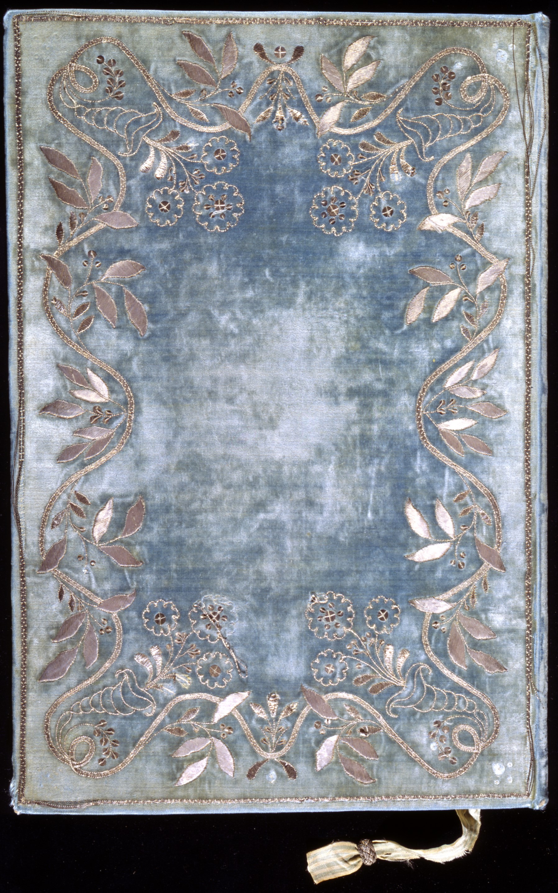 Constituição de 1822. Papel, tinta, veludo, seda e fio de prata. 30,5 x 25 x 1 cm.