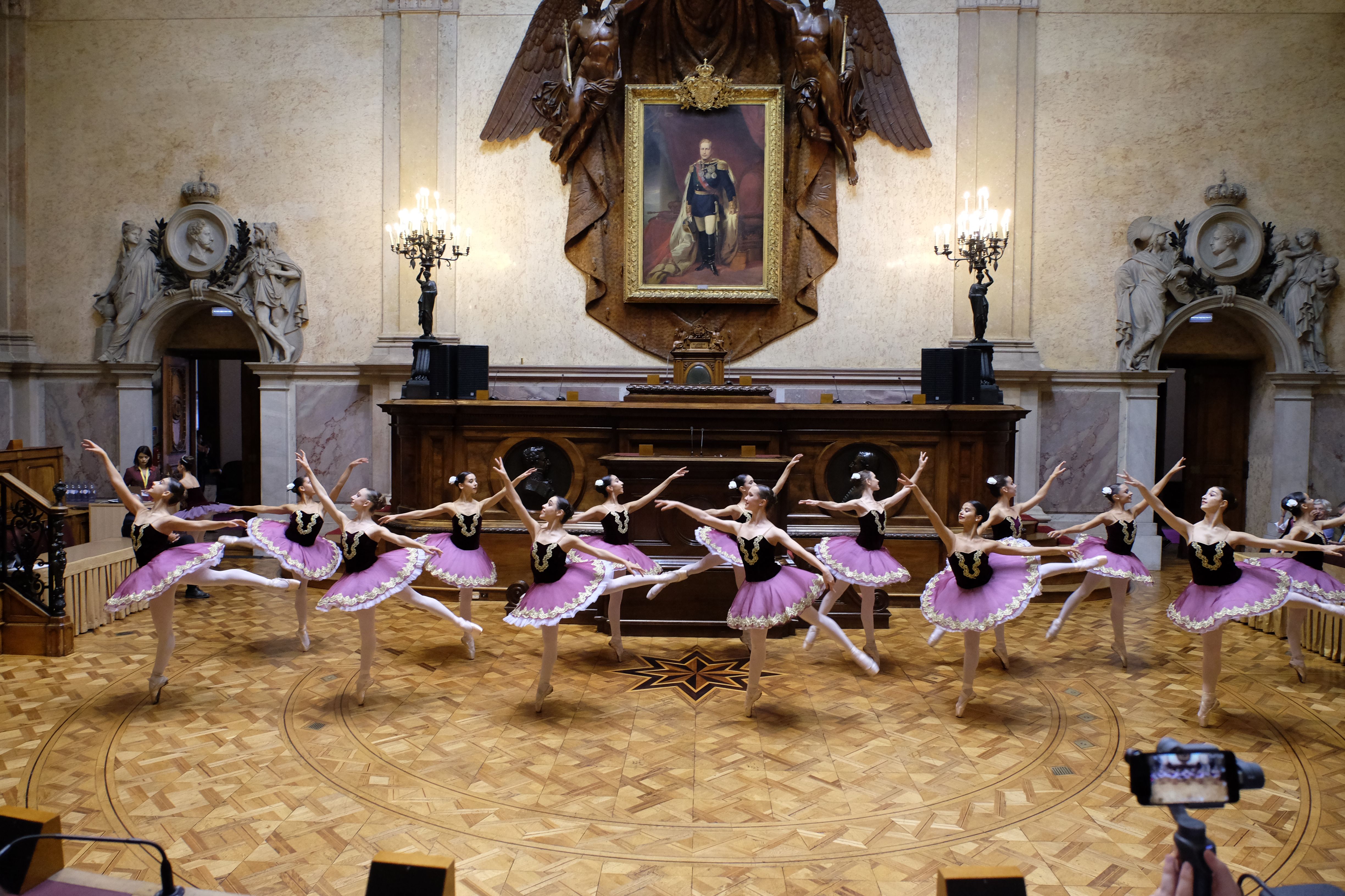  Atuação das alunas do Conservatório Internacional de Ballet e Dança Annarella Sanchez, de Leiria