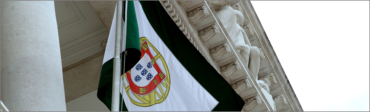 Pormenor do Palácio de S. Bento com a bandeira da AR