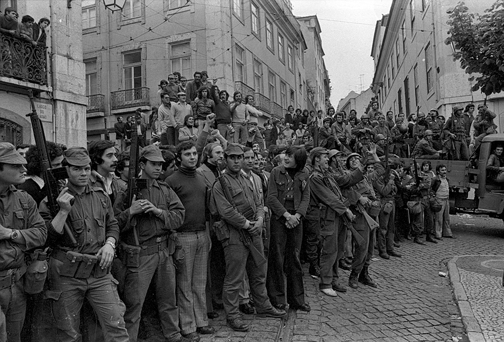 Festejos em Lisboa no dia 25 de abril de 1974, fotografia de Miranda Castela, Arquivo Fotográfico da Assembleia da República (AF