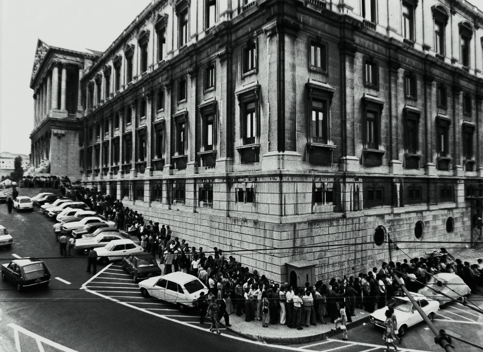 Fila para entrar no Palácio de São bento em 1975