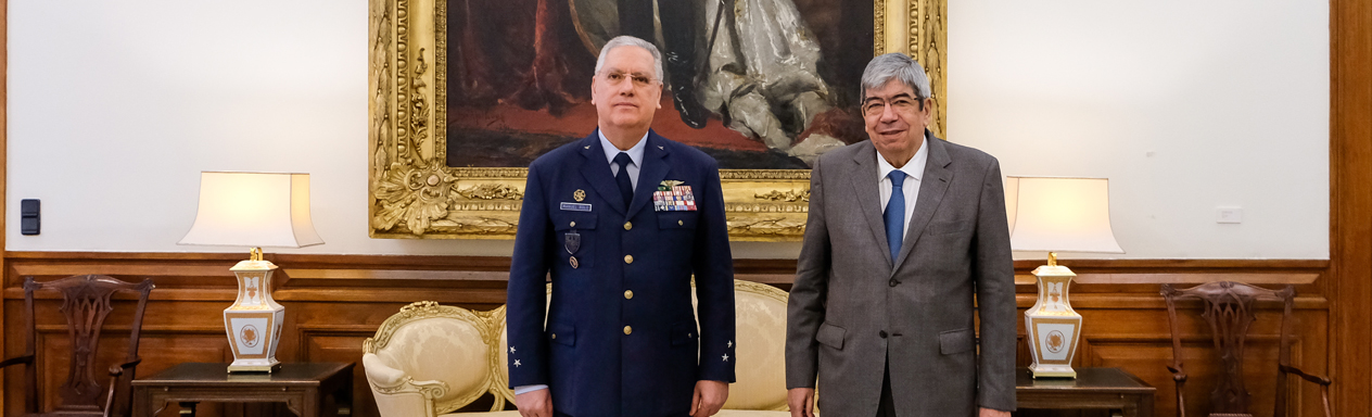 General Piloto Aviador Manuel Teixeira Rolo e o Presidente da Assembleia da República, Ferro Rodrigues