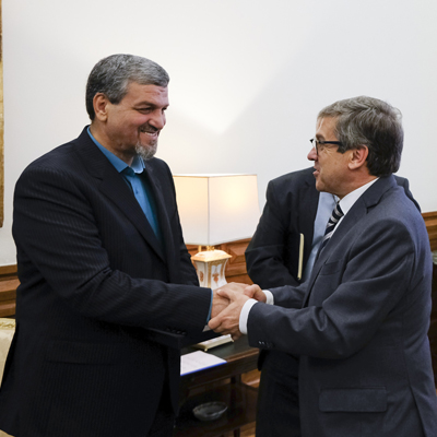 Jorge Lacão cumprimenta a delegação