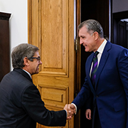 Jorge Lacão cumprimenta o Príncipe Radu Duda da Roménia
